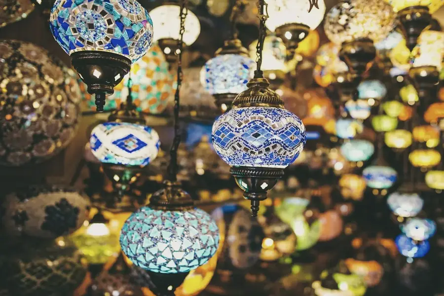 Lanterne traditionnelle allumée dans la nuit