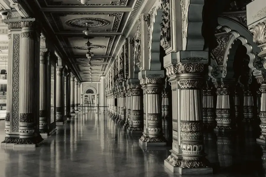 Arcades et colonnes sculptées de la mosquée Al-Haram