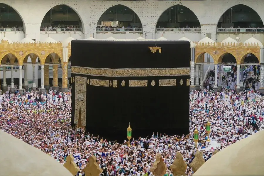 Pèlerins accomplissant la Omra autour de la Kaaba